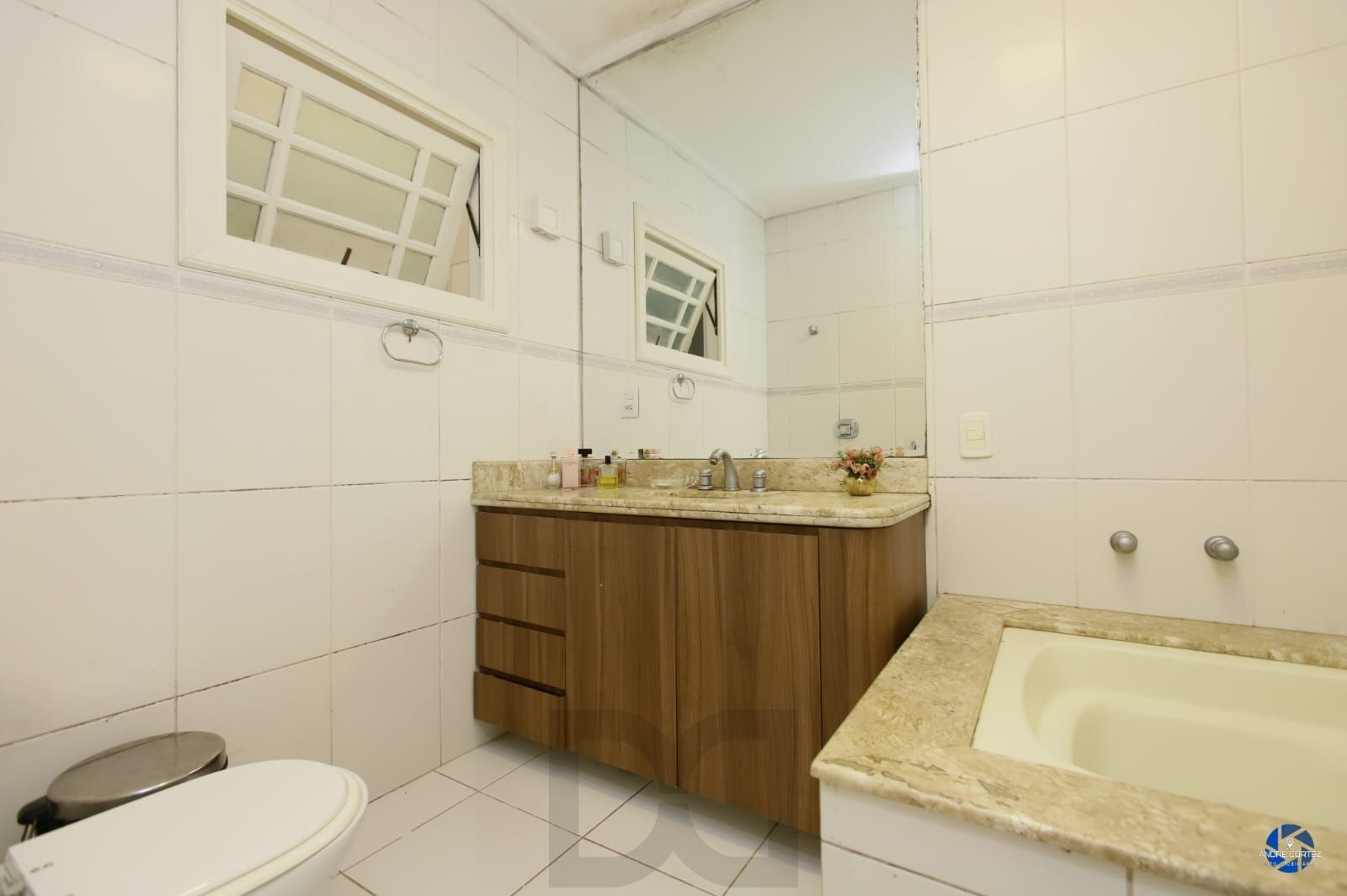 Casa com 4 dormitórios no Bairro Chácara das Pedras — foto 62