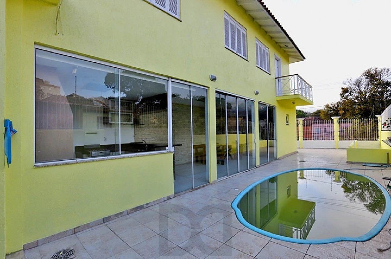 Casa com pátio, piscina e churrasqueira, no Bairro Nonoai — foto 2