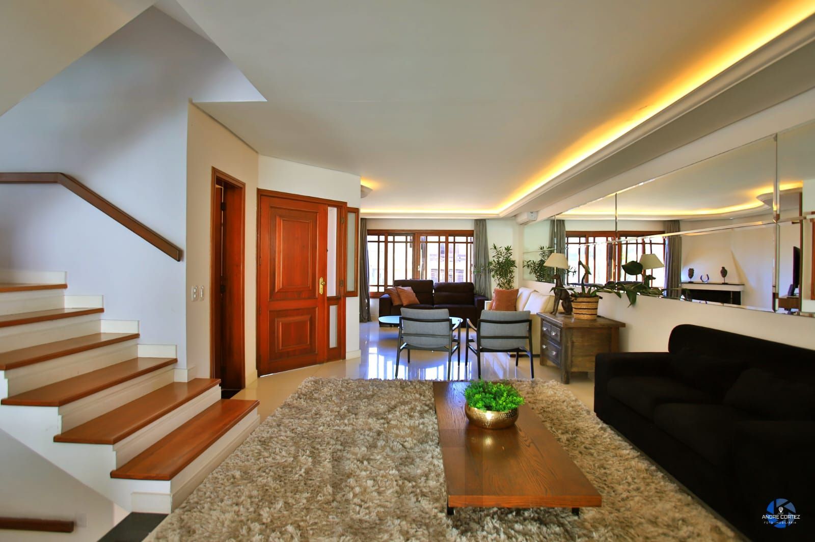 Casa de 3 dormitórios, 3 vagas e pátio com piscina bairro Chácara das Pedras. — foto 1