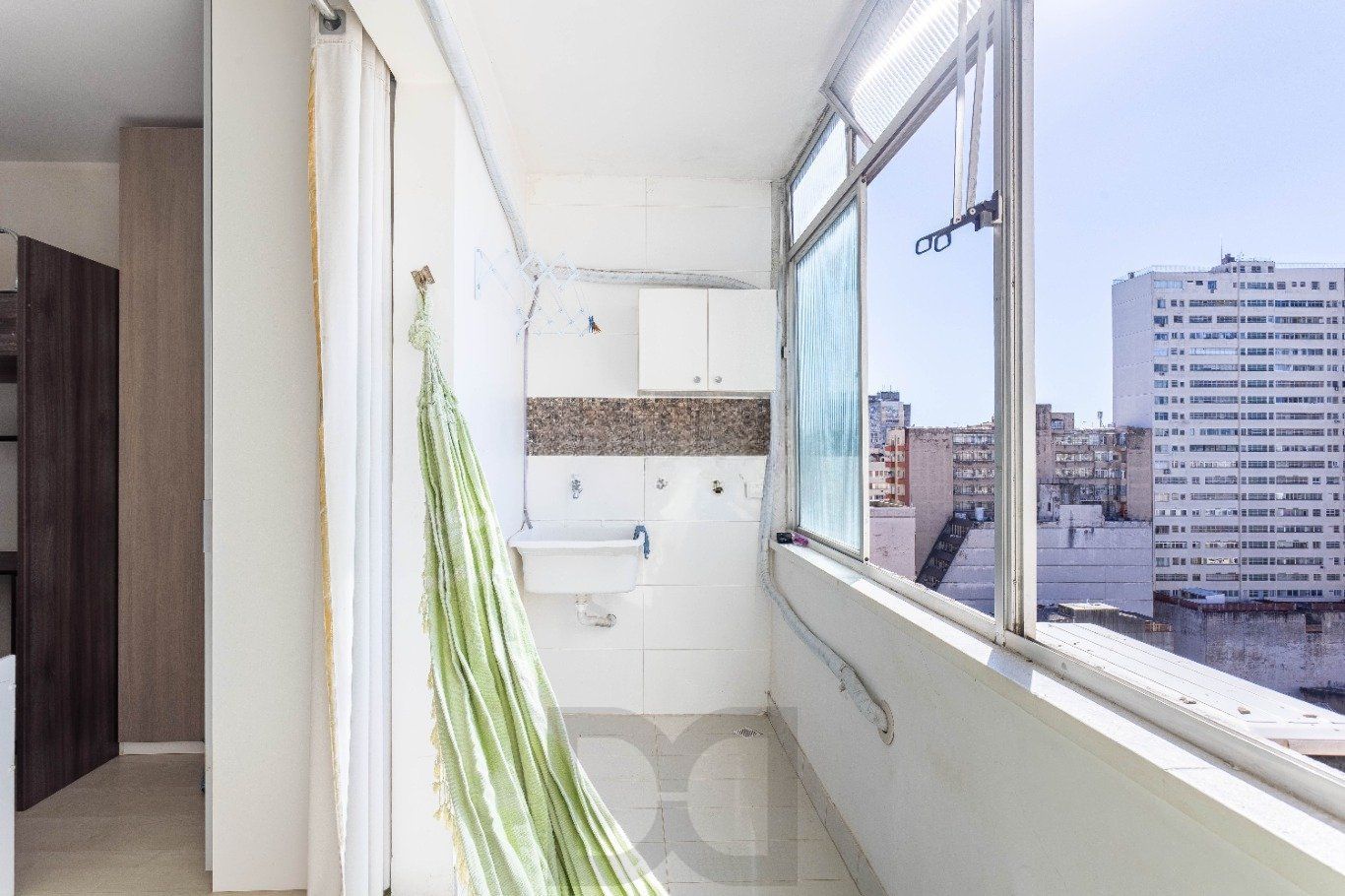 JK mobiliado com sacada e vista na Borges de Medeiros no Centro Historico — foto 4