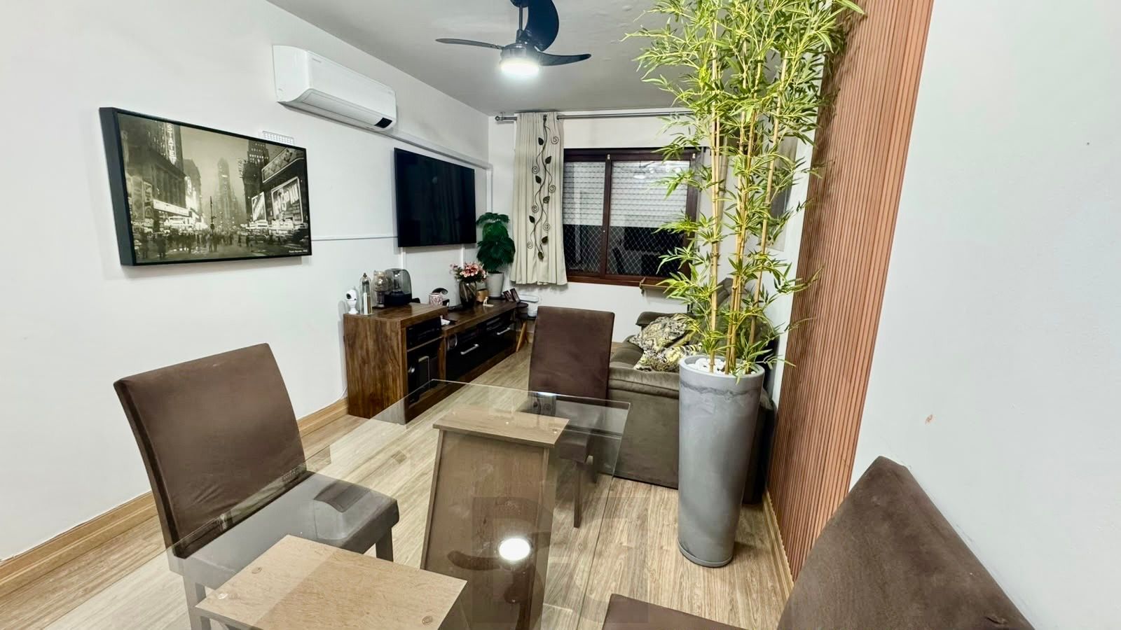 Apartamento 2 dormitórios reformado mobiliado próximo Assis Brasil Porto Alegre — foto 1