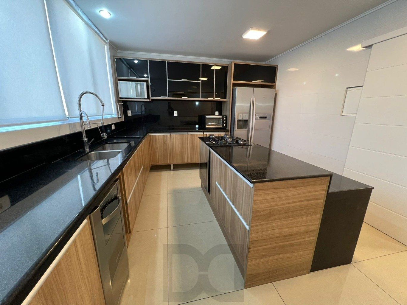 Casa semi mobiliada de 3 dormitórios e 4 vagas no bairro Cascata — foto 9