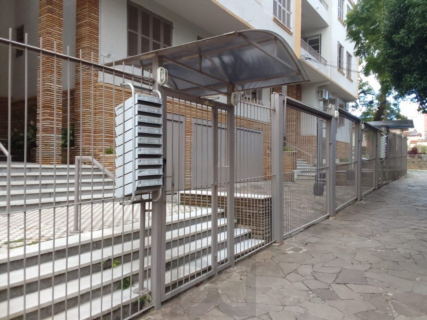 Apartamento de 2 dormitórios no Bairro petropolis em Porto Alegre. — foto 22