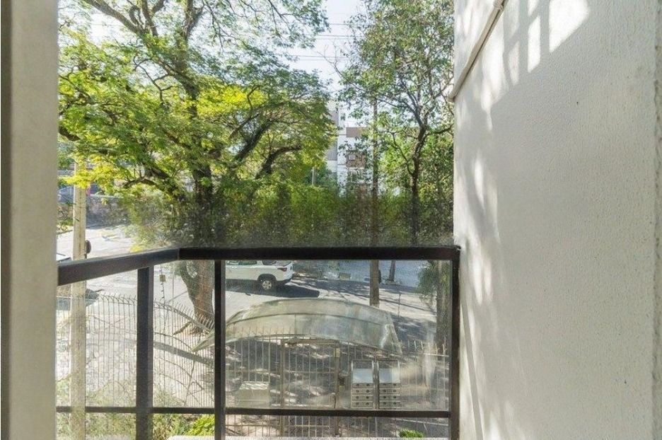 Apartamento de 2 dormitórios com sacada,1 vaga, elevador no bairro Petrópolis. — foto 2