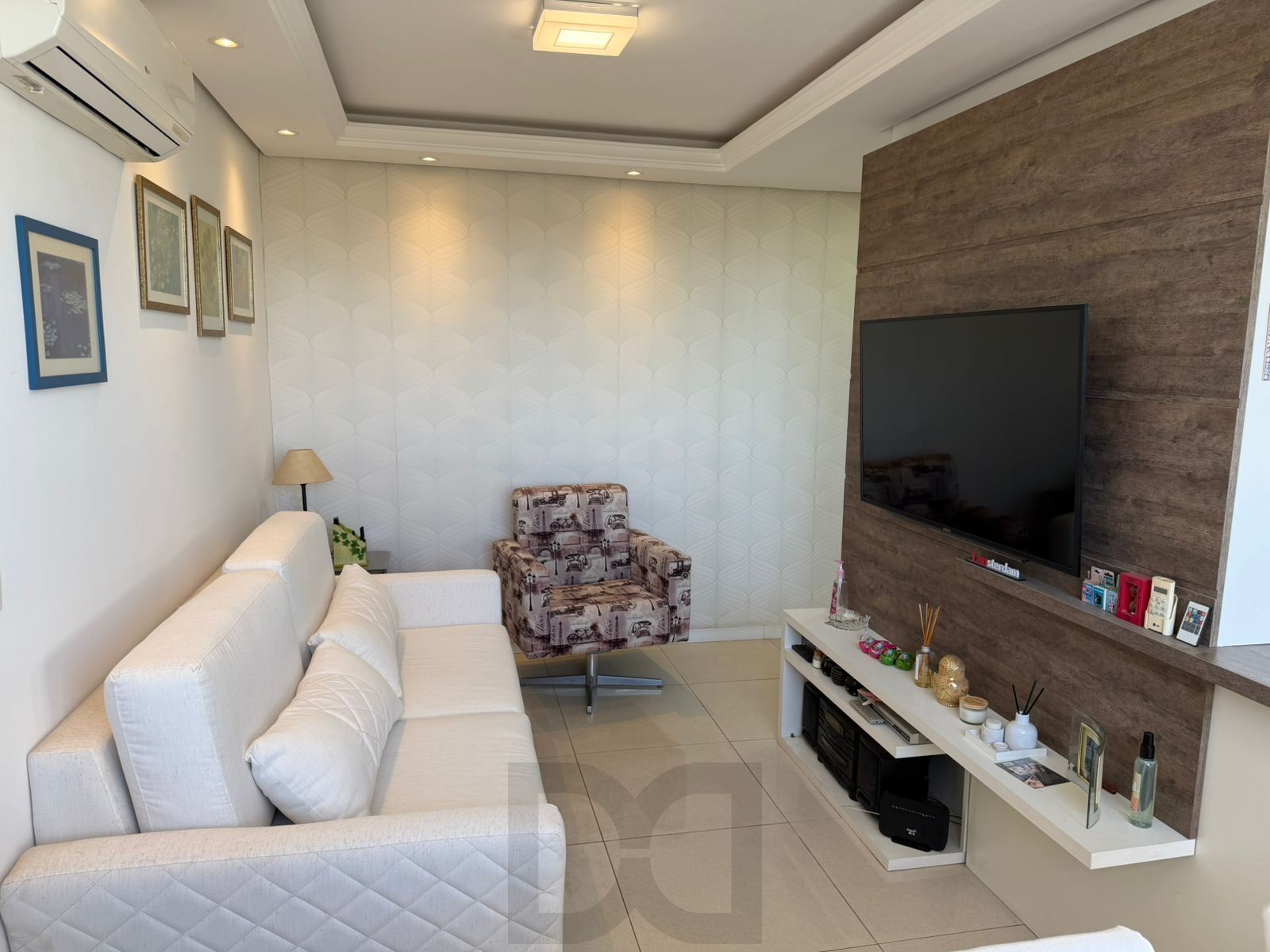 Apartamento 3 dormitórios com Suíte Semi Mobiliado com Vaga de Garagem — foto 1