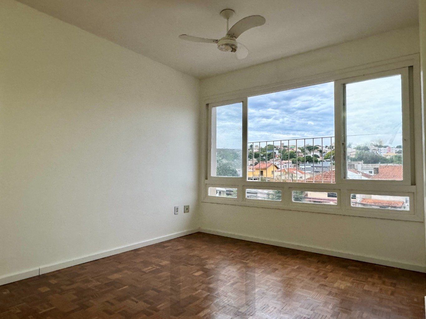 Apartamento com 2 dormitórios, dependência e 1 vaga no Bairro Menino Deus — foto 1