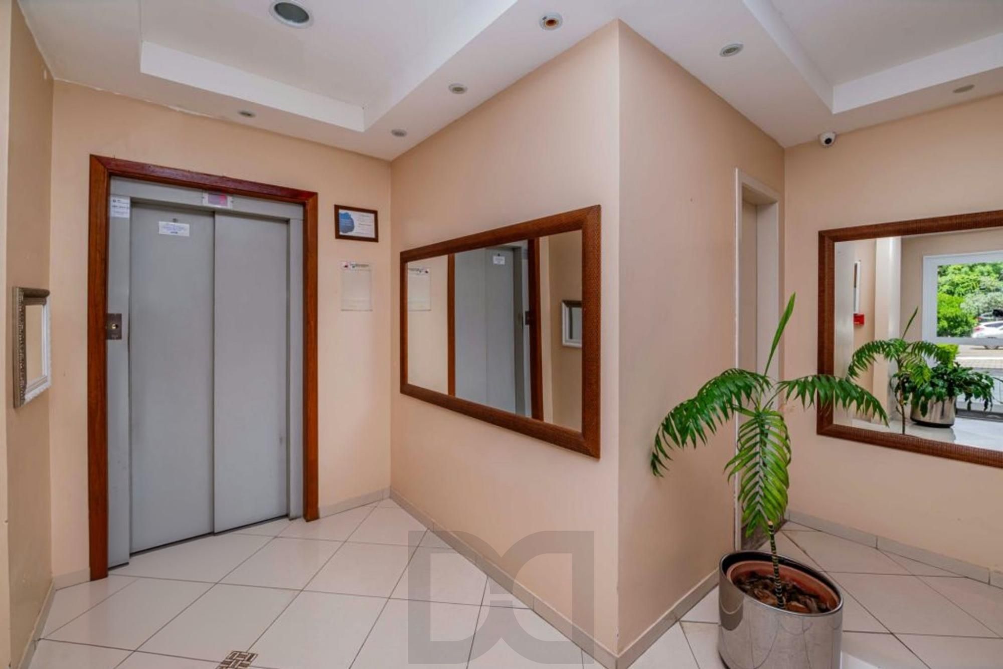 Apartamento semi mobiliado de 3 quartos, elevador, 1 vaga no bairro Cavalhada — foto 24