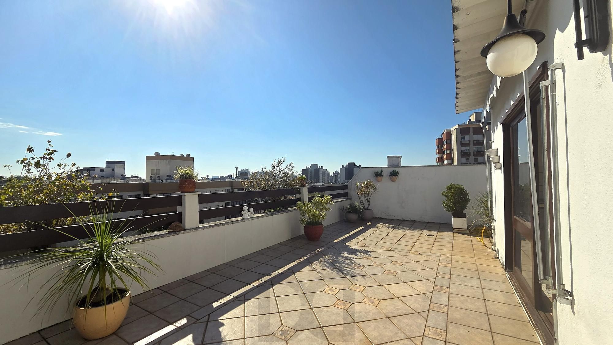 Excelente cobertura com 154m² de área privativa, 2 dormitórios e 1 vaga de garagem, localizada no bairro Menino Deus. — foto 21
