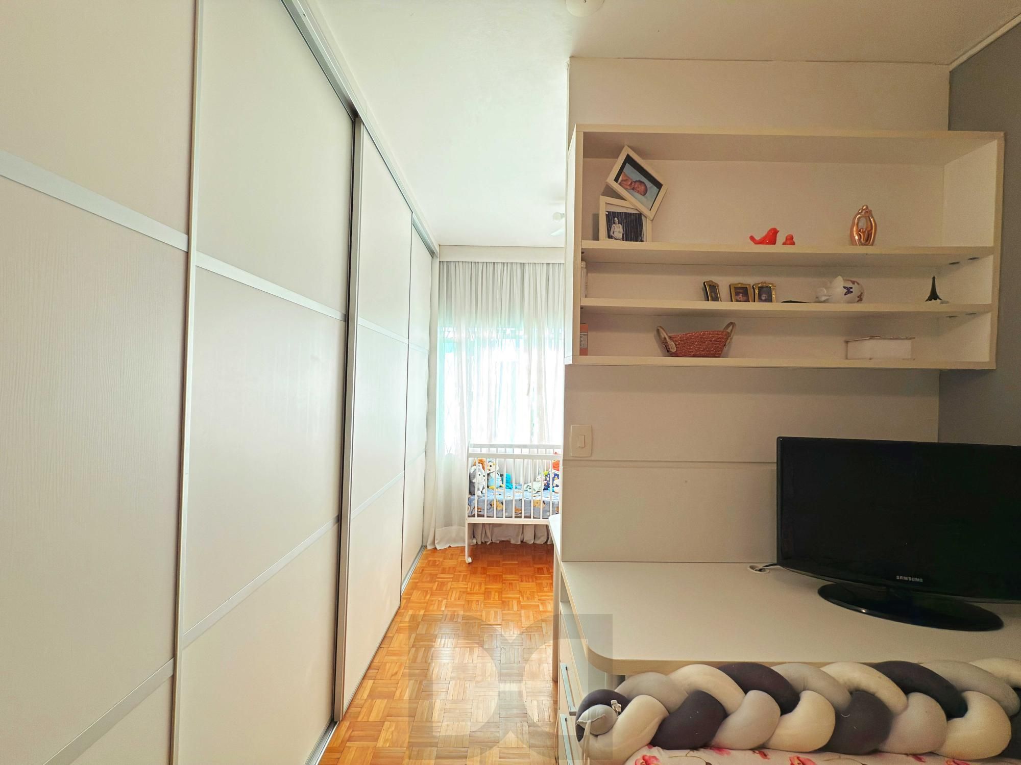 Ótima residência com 4 dormitórios, lareira e piscina no coração do bairro Tristeza. — foto 11