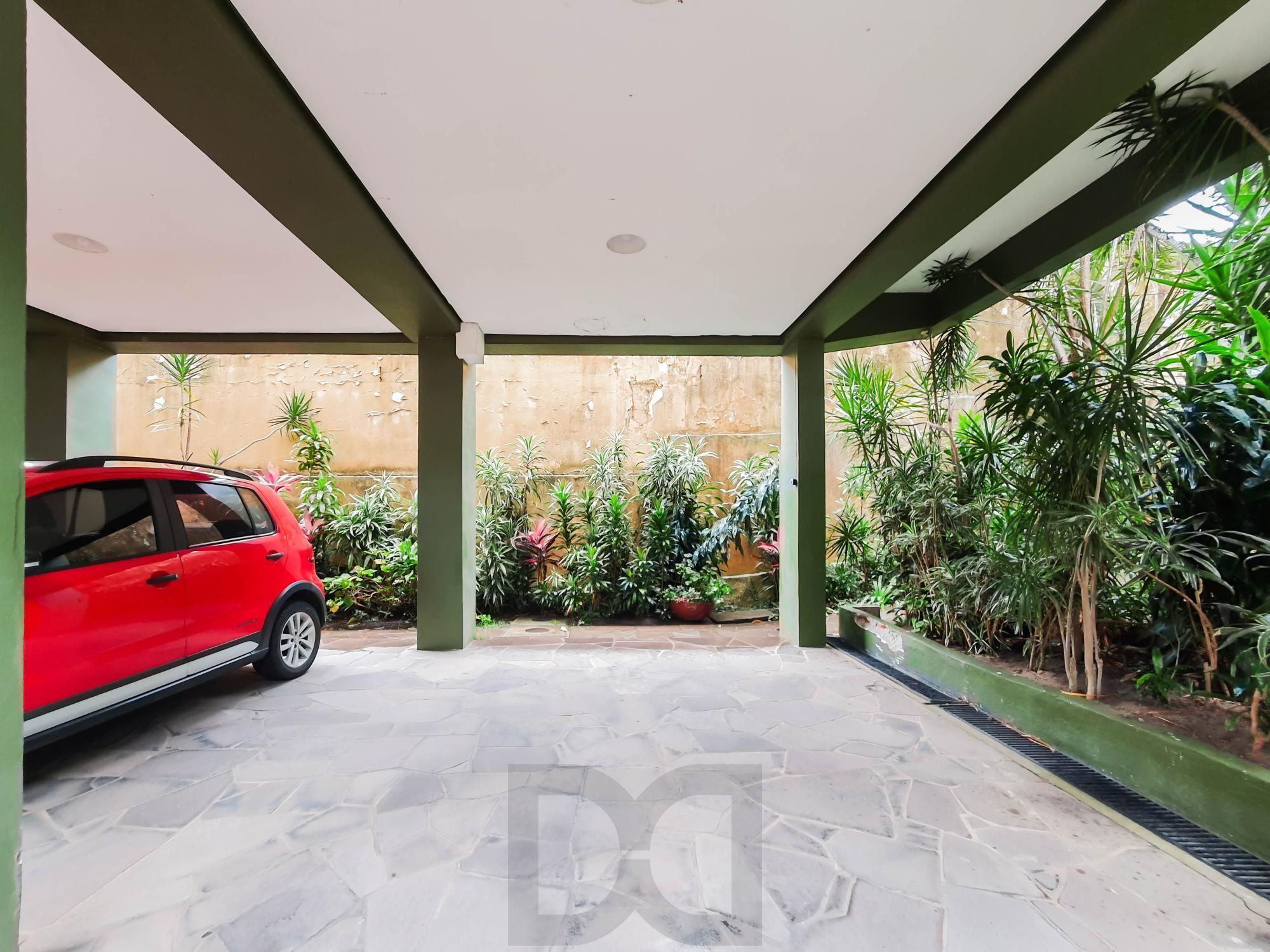 Amplo apartamento de 2 dormitórios, sendo 1 suíte, e uma  ótima dependência de empregada, 3 banheiros, em localização privilegiada no  Bairro Cristal. — foto 3