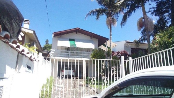 Casa 3 quartos com suíte, espaço gourmet, piscina, 7 vagas de garagem, na Tristeza.