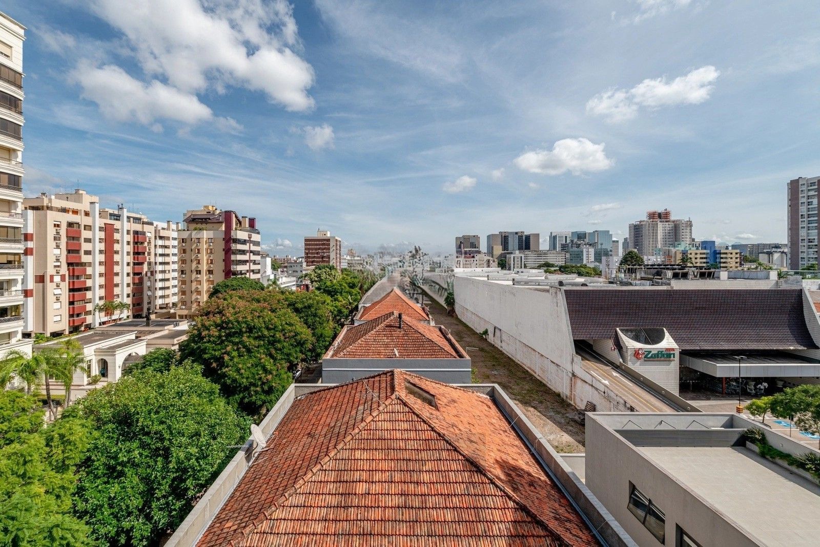 Excelente apartamento com 132m², 3 dormitórios e 2 vagas de garagem, no coração do bairro Menino Deus. — foto 7