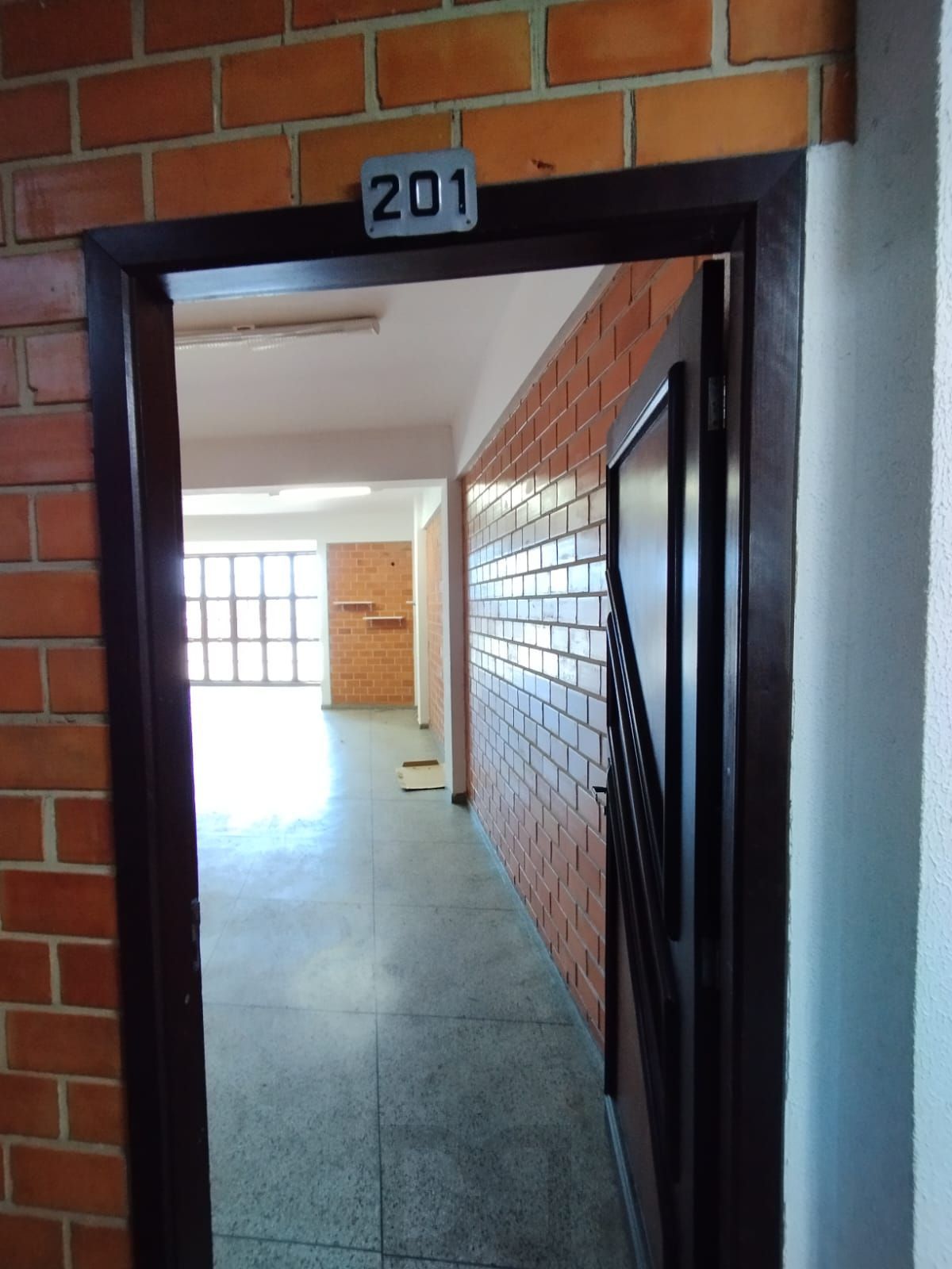Sala 50m² de frente para Av. cavalhada, 1 banheiro. — foto 14