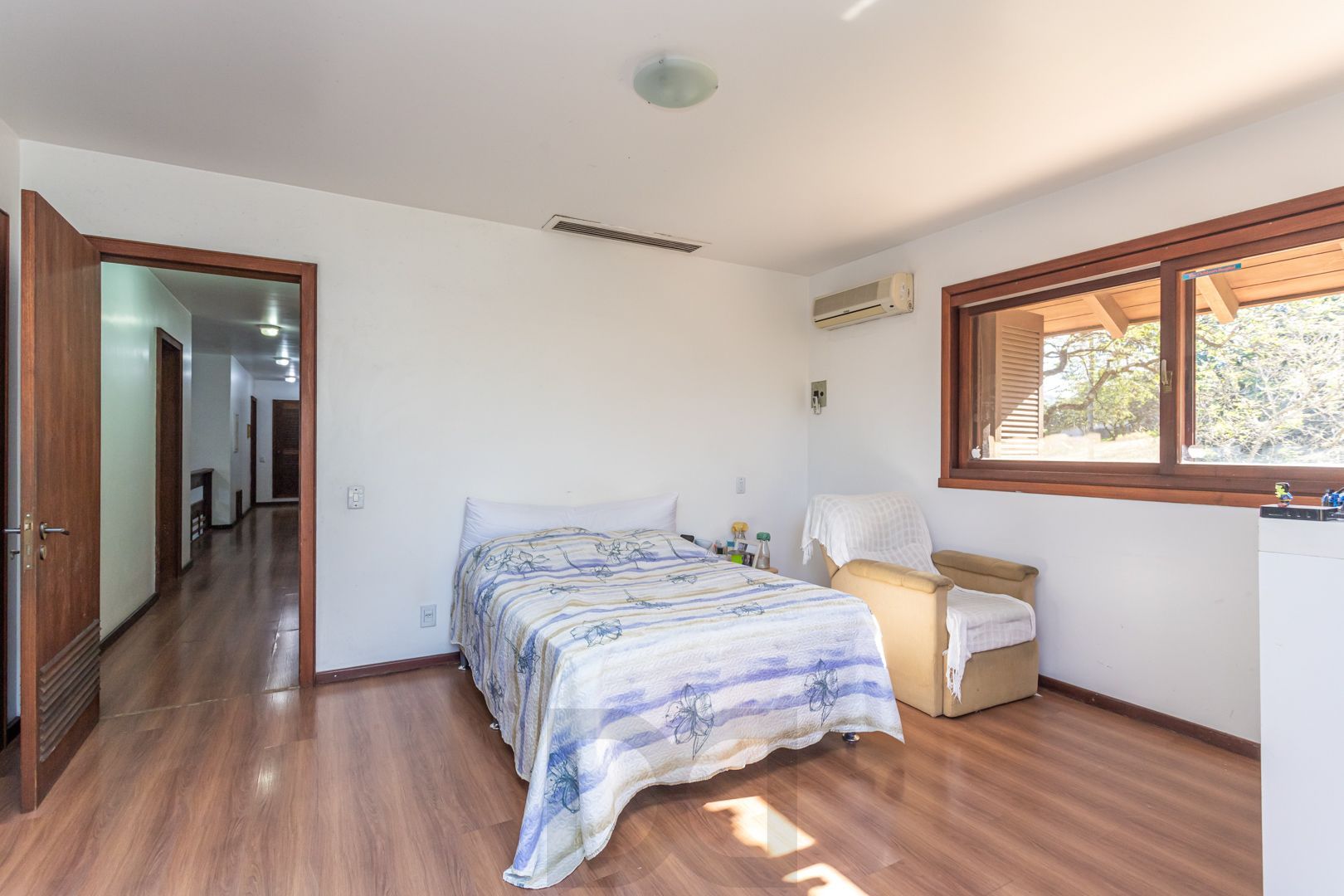 Belíssima mansão no Condomínio Jardim do Sol com 701m2 de área privativa, com 6 dormitórios, sendo 2 suítes e garagem para 10 carros. — foto 54