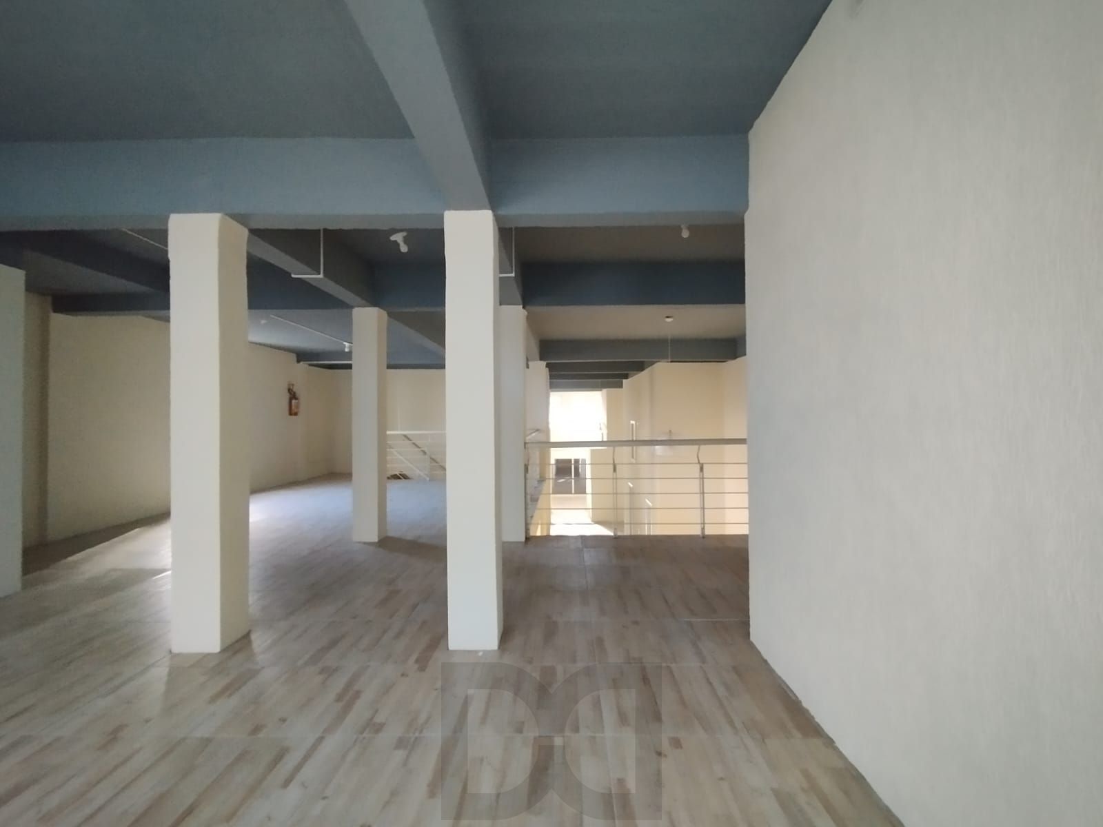 Excelente loja com 400m, 4 banheiros, 3 vagas, mezanino, fácil acesso e grande visibilidade no bairro Tristeza — foto 21
