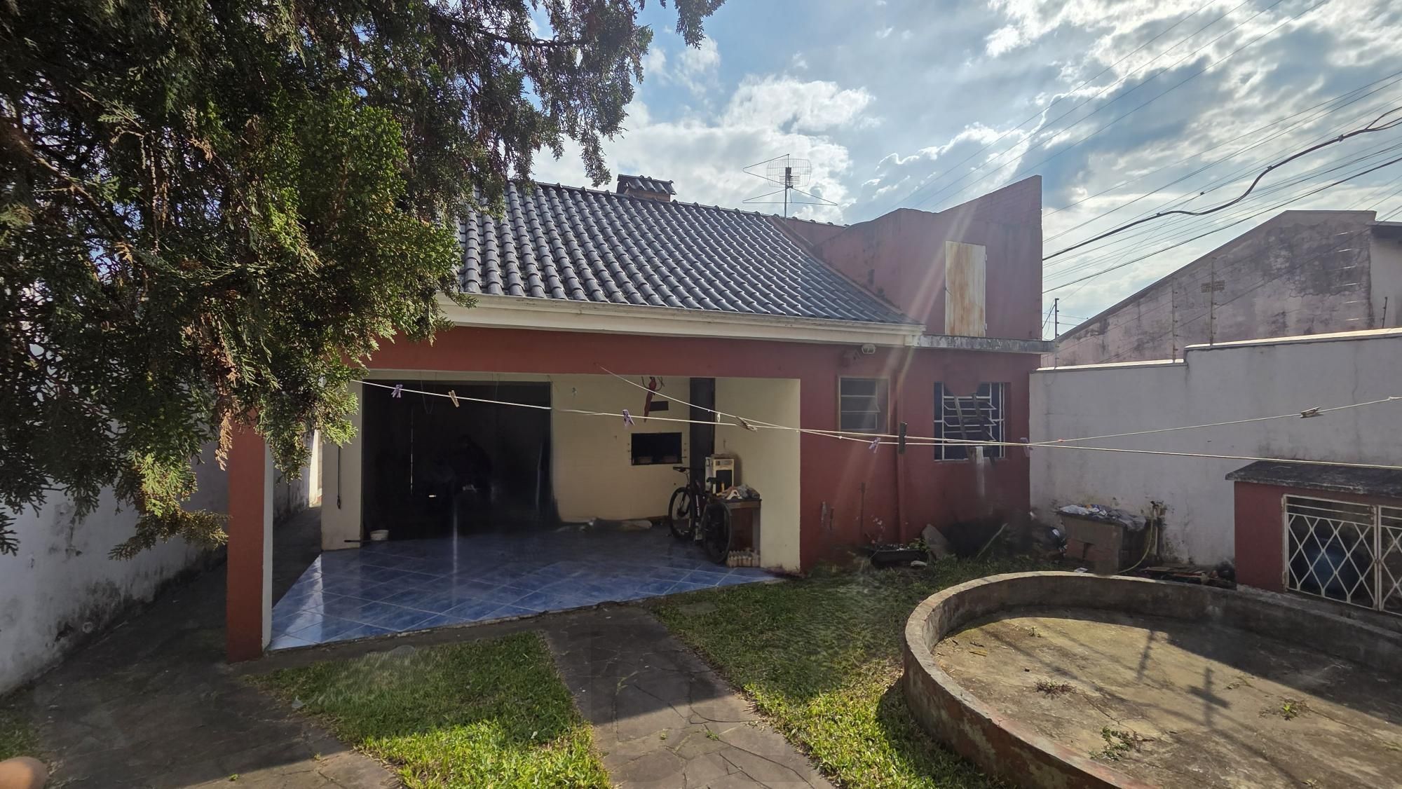 Excelente oportunidade para quem busca duas residências no mesmo terreno. A casa da frente, com 45 m², 1 dormitório e 2 vagas de garagem. A casa dos fundos de 2 pavimentos, com 195 m² , 2 dormitórios e 1 suíte. — foto 3