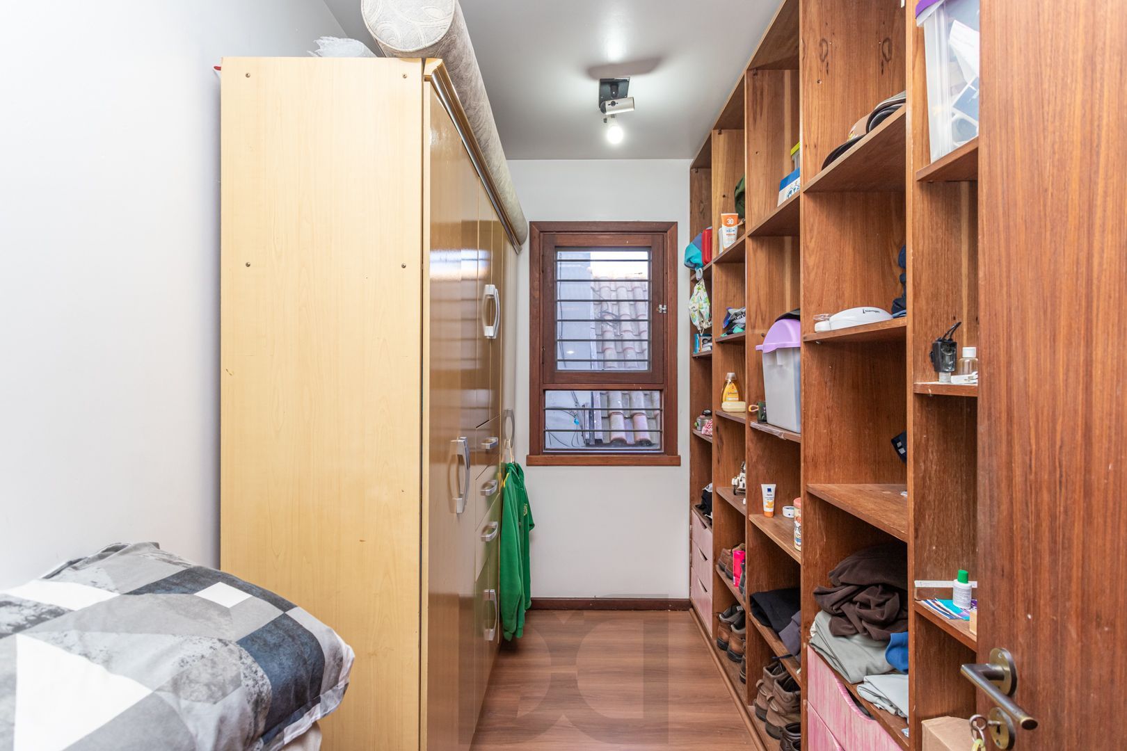 Belíssima mansão no Condomínio Jardim do Sol com 701m2 de área privativa, com 6 dormitórios, sendo 2 suítes e garagem para 10 carros. — foto 56