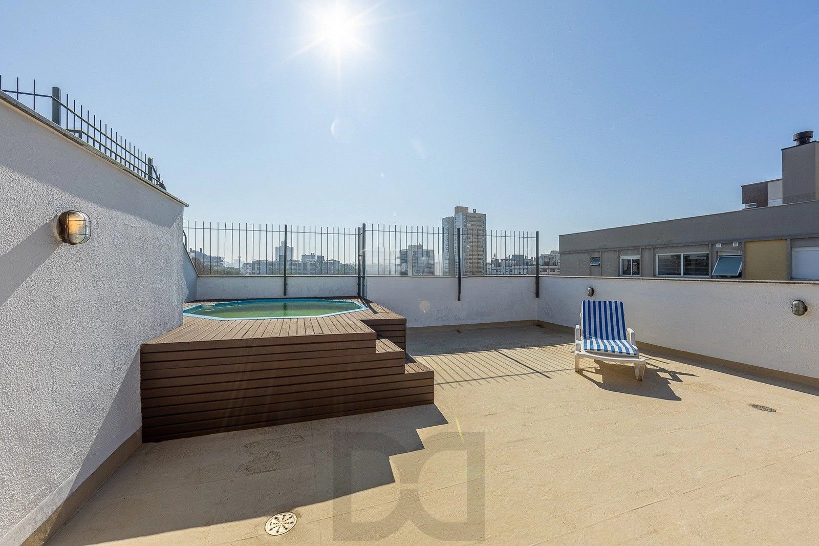 Cobertura duplex com 209,79m² de área privativa, conta com 3 dormitórios, 1 suíte e 2 vagas de garagem. — foto 2
