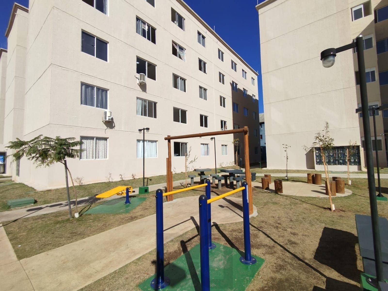 Apartamento 2 quartos, sala, cozinha, banheiro, 1 vaga rotativa.