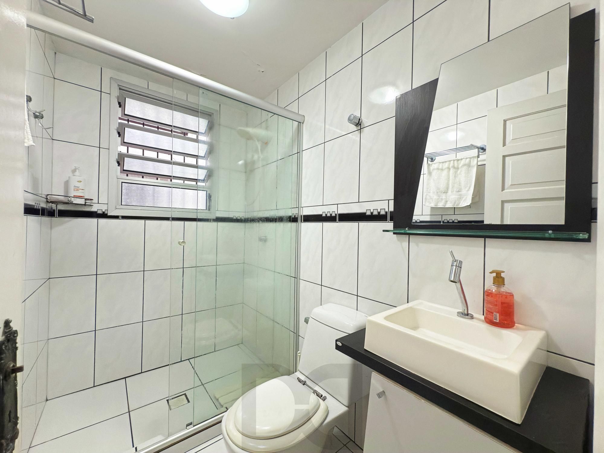 Ótima residência com 4 dormitórios, lareira e piscina no coração do bairro Tristeza. — foto 46