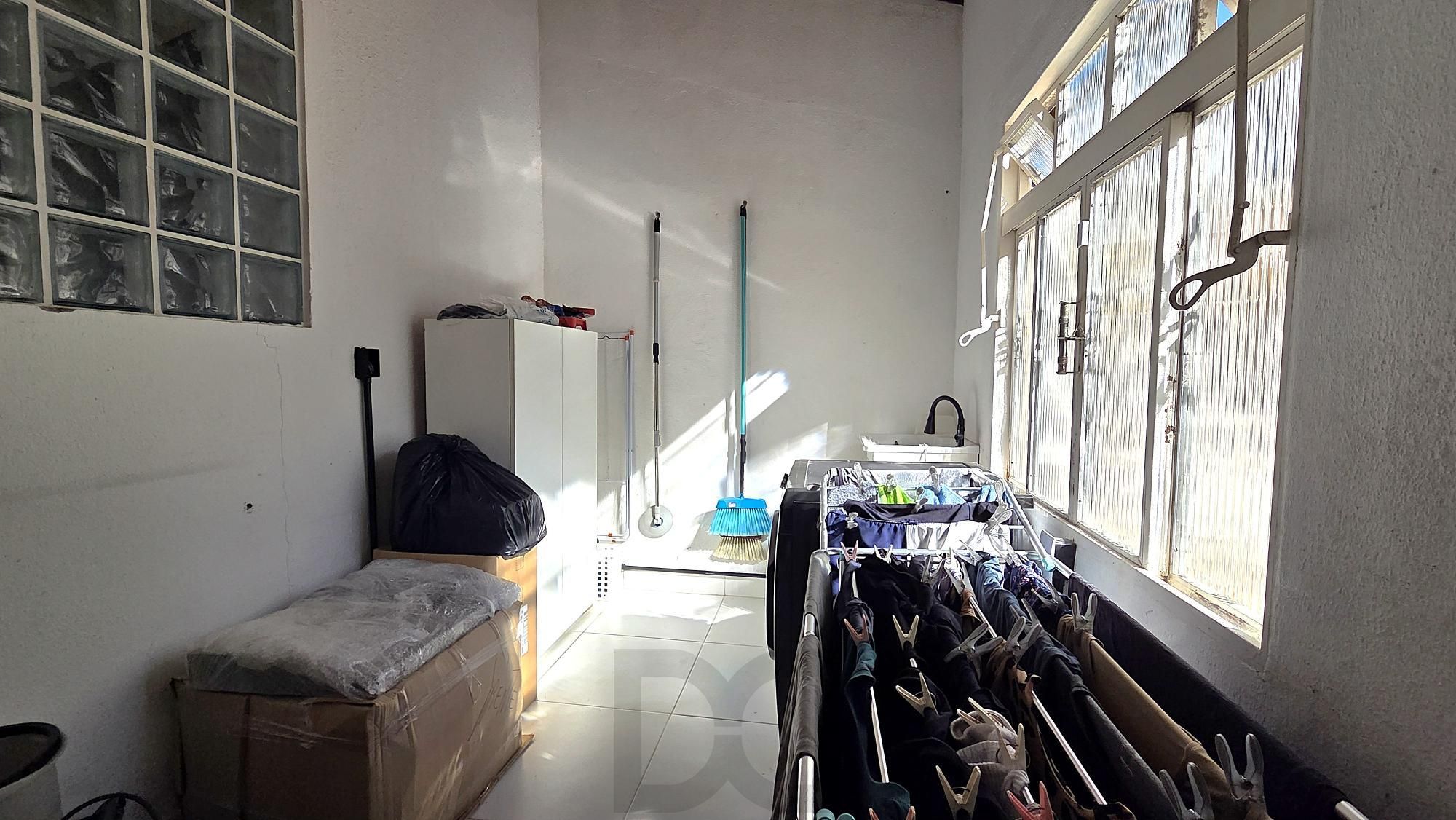 Casa térrea totalmente reformada, com 3 dormitórios, sendo 2 suítes e 2 vagas de garagem. — foto 17