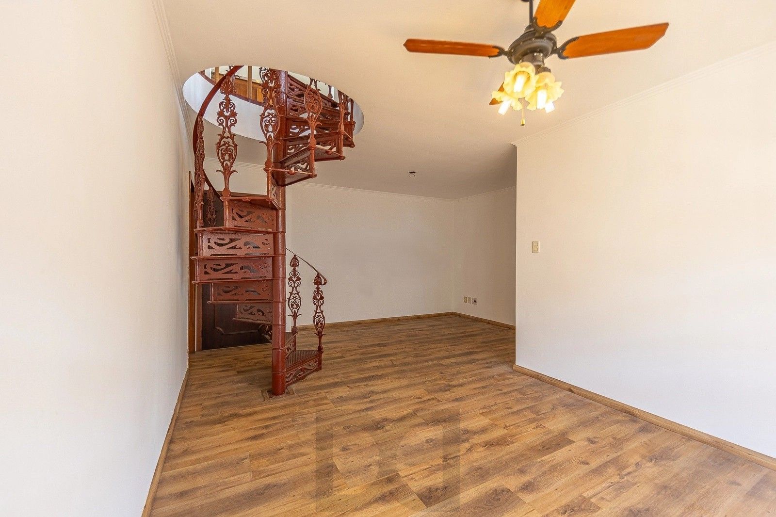 Cobertura duplex com 209,79m² de área privativa, conta com 3 dormitórios, 1 suíte e 2 vagas de garagem. — foto 5