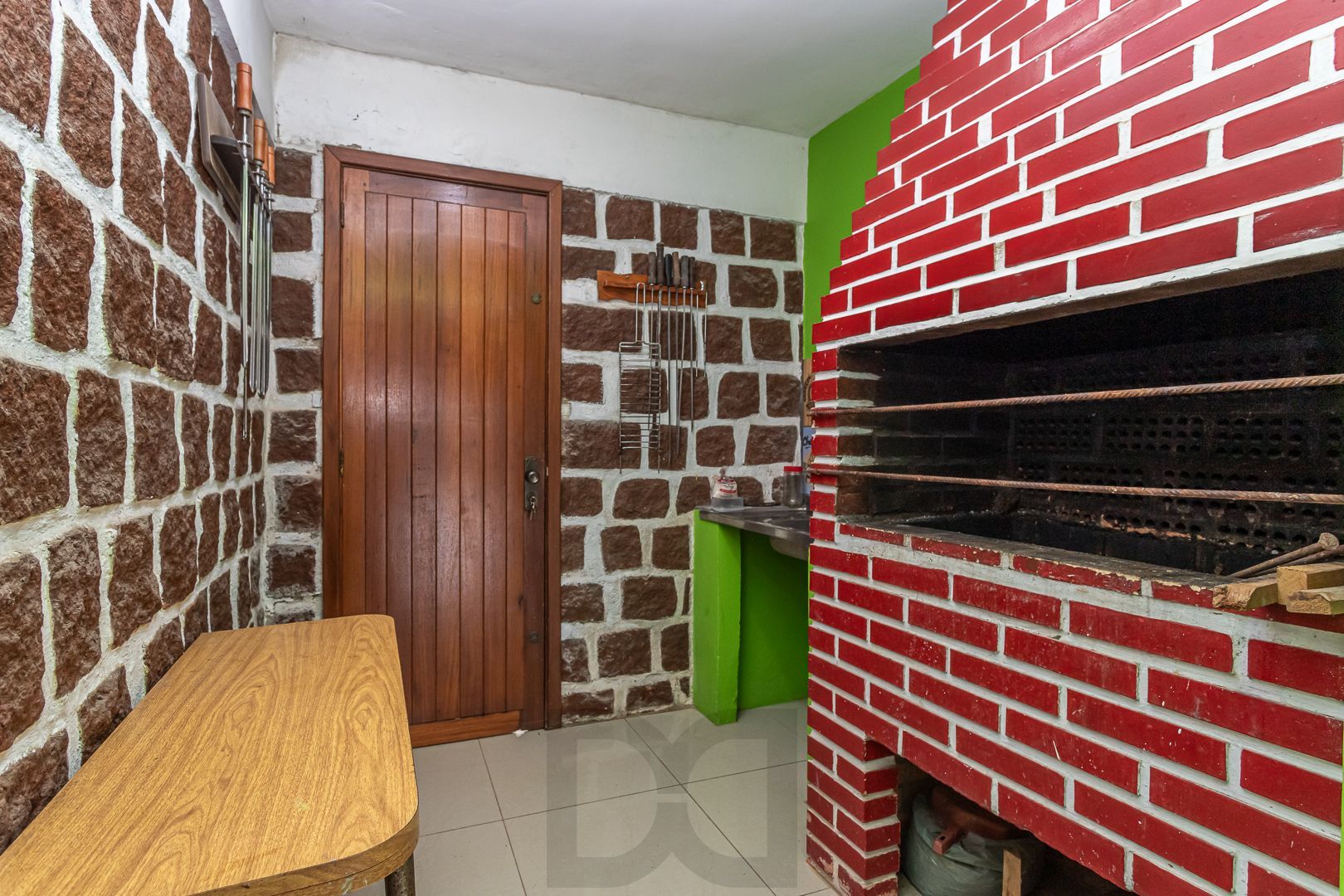 Excelente casa de dois pavimentos no bairro Ipanema, com 238m² de área privativa, 4 dormitórios, 1 suíte e 2 vagas de garagem. — foto 44