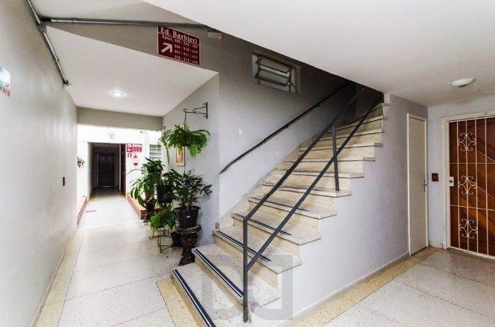 Ótimo apartamento com 2 dormitórias no bairro Menino Deus. — foto 2