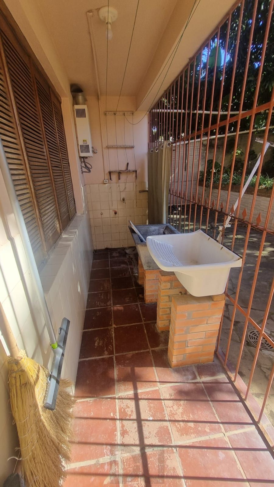 Ótima Residência com 5 dormitórios e 2 suítes. Bairro Santa Tereza. — foto 35