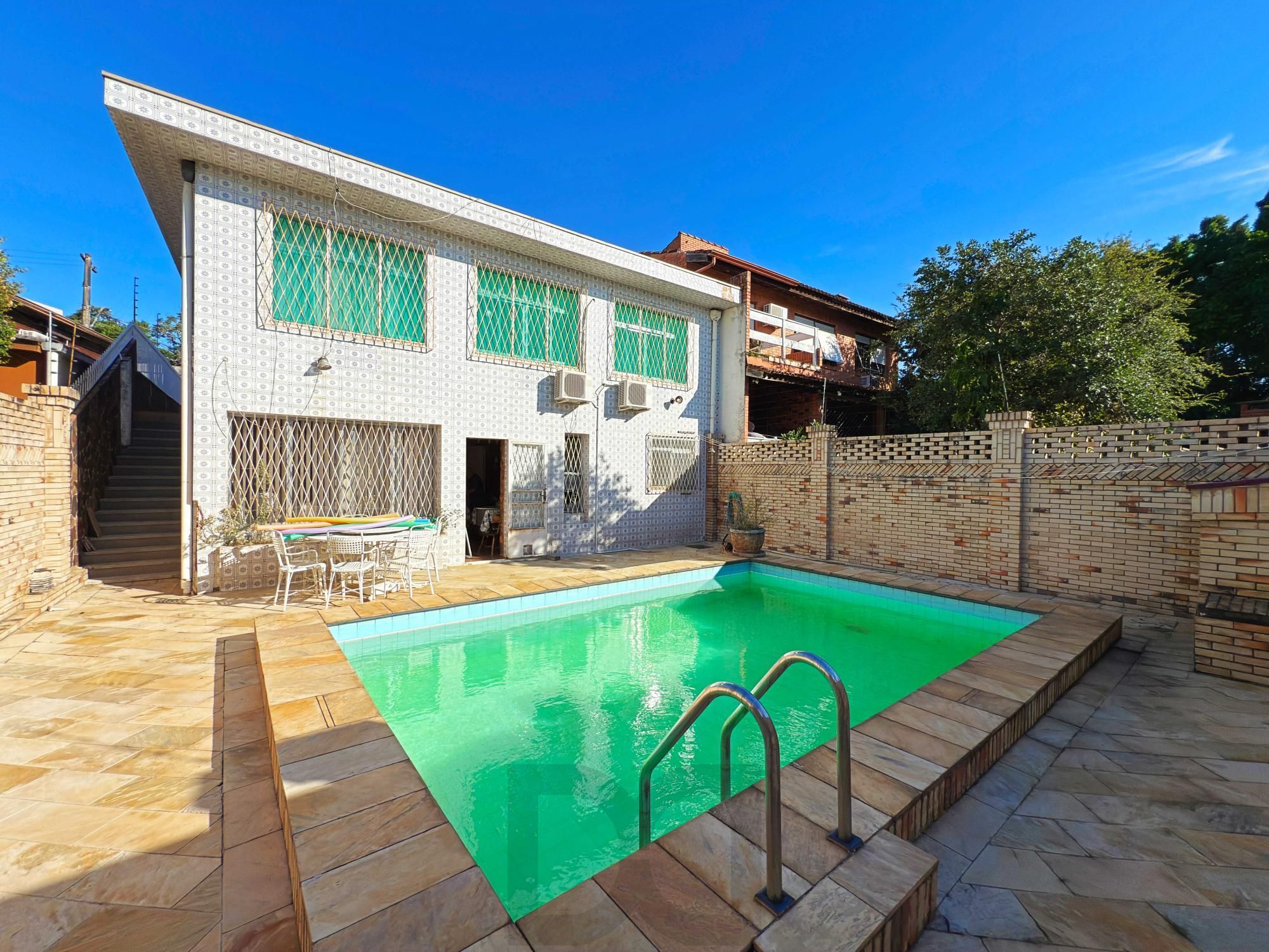 Ótima residência com 4 dormitórios, lareira e piscina no coração do bairro Tristeza. — foto 41