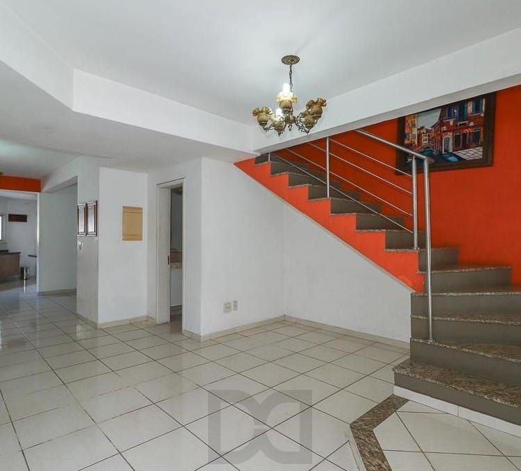 Maravilhosa Residência em condomínio com 4 dormitórios sendo 1 suíte. — foto 2