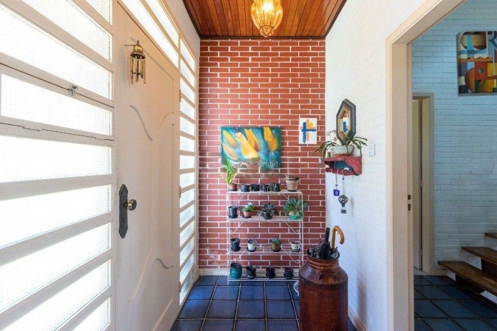 Excelente casa com 5 dormitórios, 2 suítes, 3 vagas de garagem e uma vista perene para o por do sol no Guaiba. — foto 5