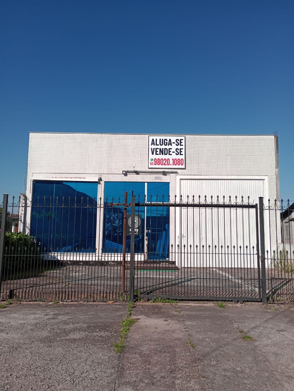 Excelente loja com 80m2 de área contruída, localizada em avenida de grande fluxo. O imóvel conta com terreno de 400 m² (10 x 40 metros). — foto 1