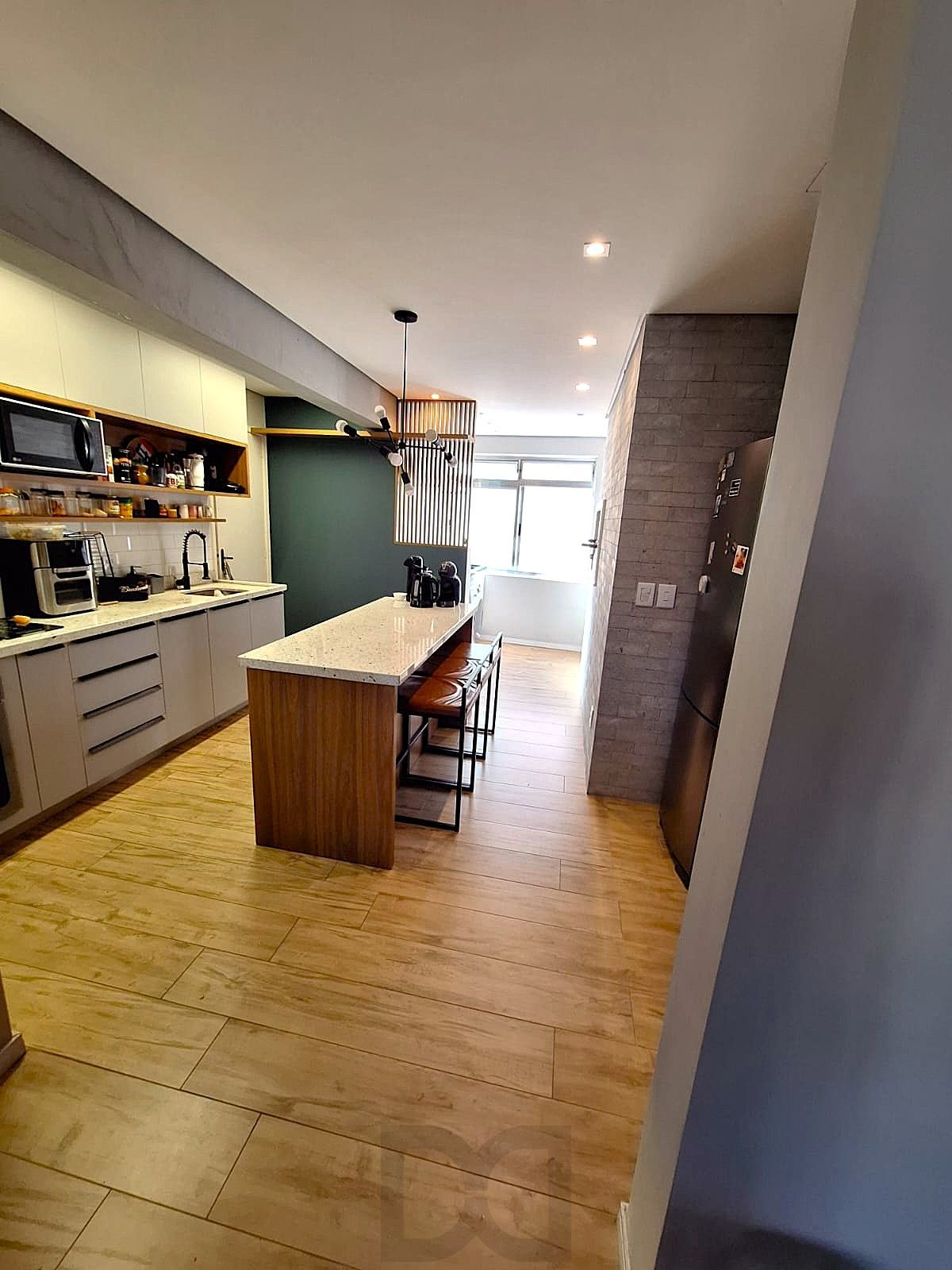 Excelente apartamento no bairro Menino Deus, com 3 dormitórios, transformado em 2 dormitórios, sendo 1 suíte e 1 vaga de garagem. — foto 9