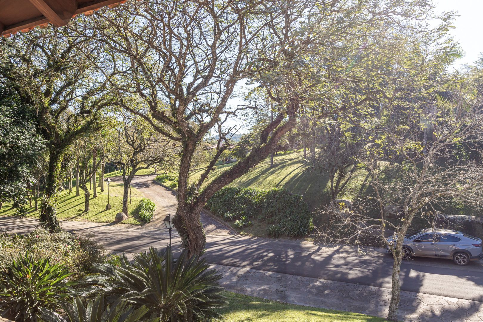 Belíssima mansão no Condomínio Jardim do Sol com 701m2 de área privativa, com 6 dormitórios, sendo 2 suítes e garagem para 10 carros. — foto 85
