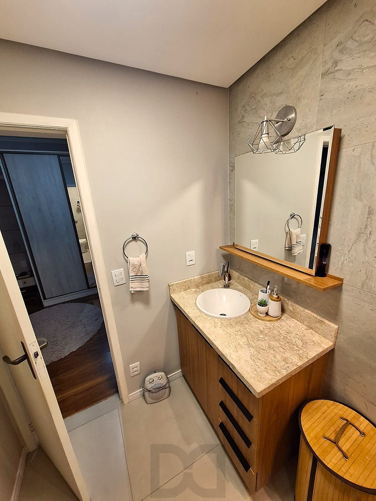 Excelente apartamento no bairro Menino Deus, com 3 dormitórios, transformado em 2 dormitórios, sendo 1 suíte e 1 vaga de garagem. — foto 17