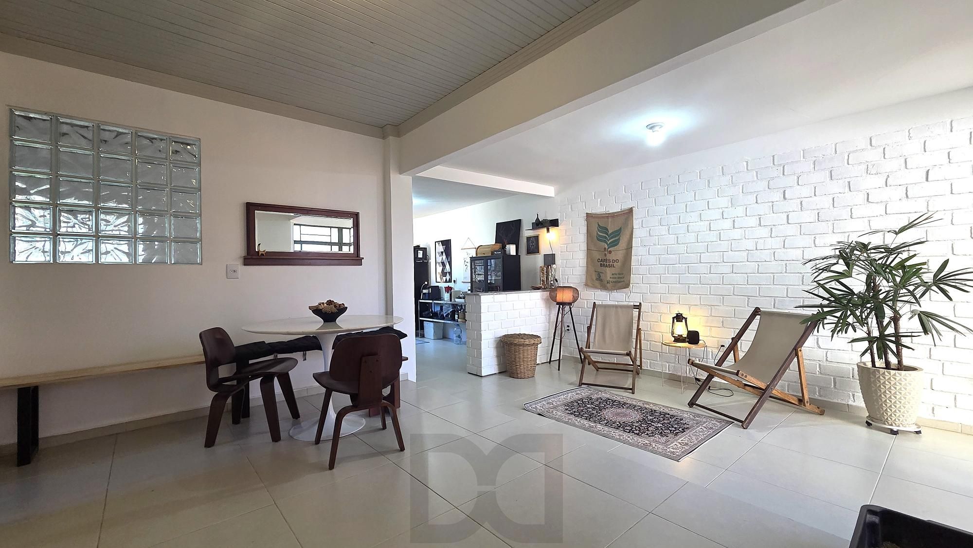 Casa térrea totalmente reformada, com 3 dormitórios, sendo 2 suítes e 2 vagas de garagem. — foto 7