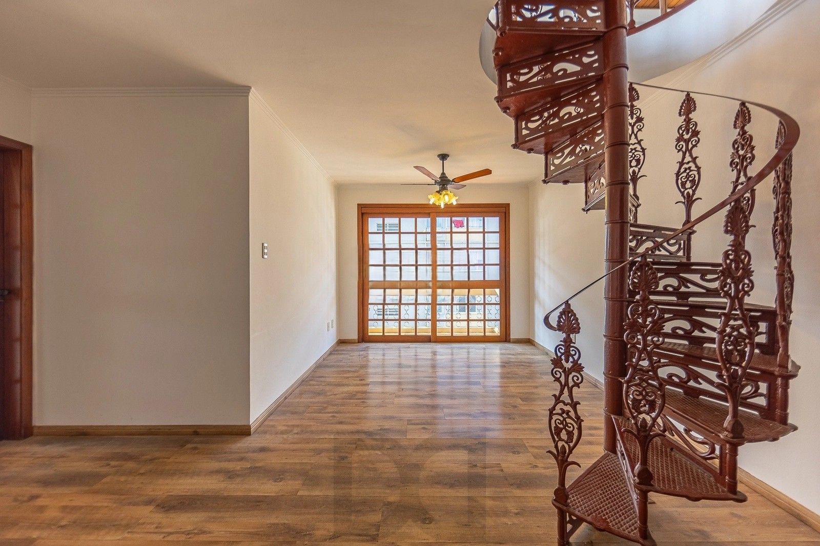Cobertura duplex com 209,79m² de área privativa, conta com 3 dormitórios, 1 suíte e 2 vagas de garagem. — foto 3