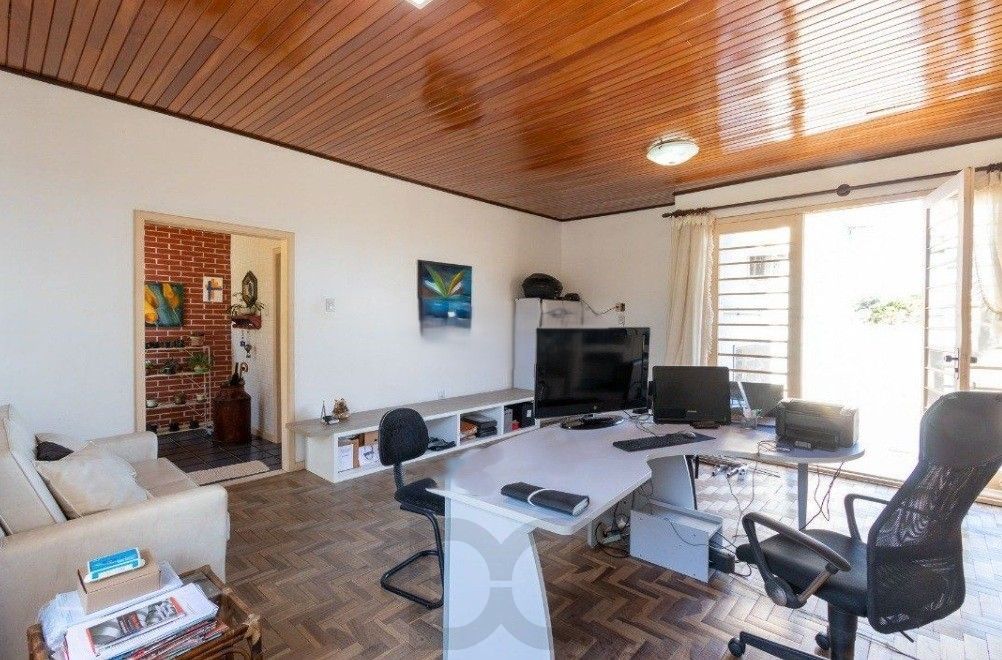 Excelente casa com 5 dormitórios, 2 suítes, 3 vagas de garagem e uma vista perene para o por do sol no Guaiba. — foto 8