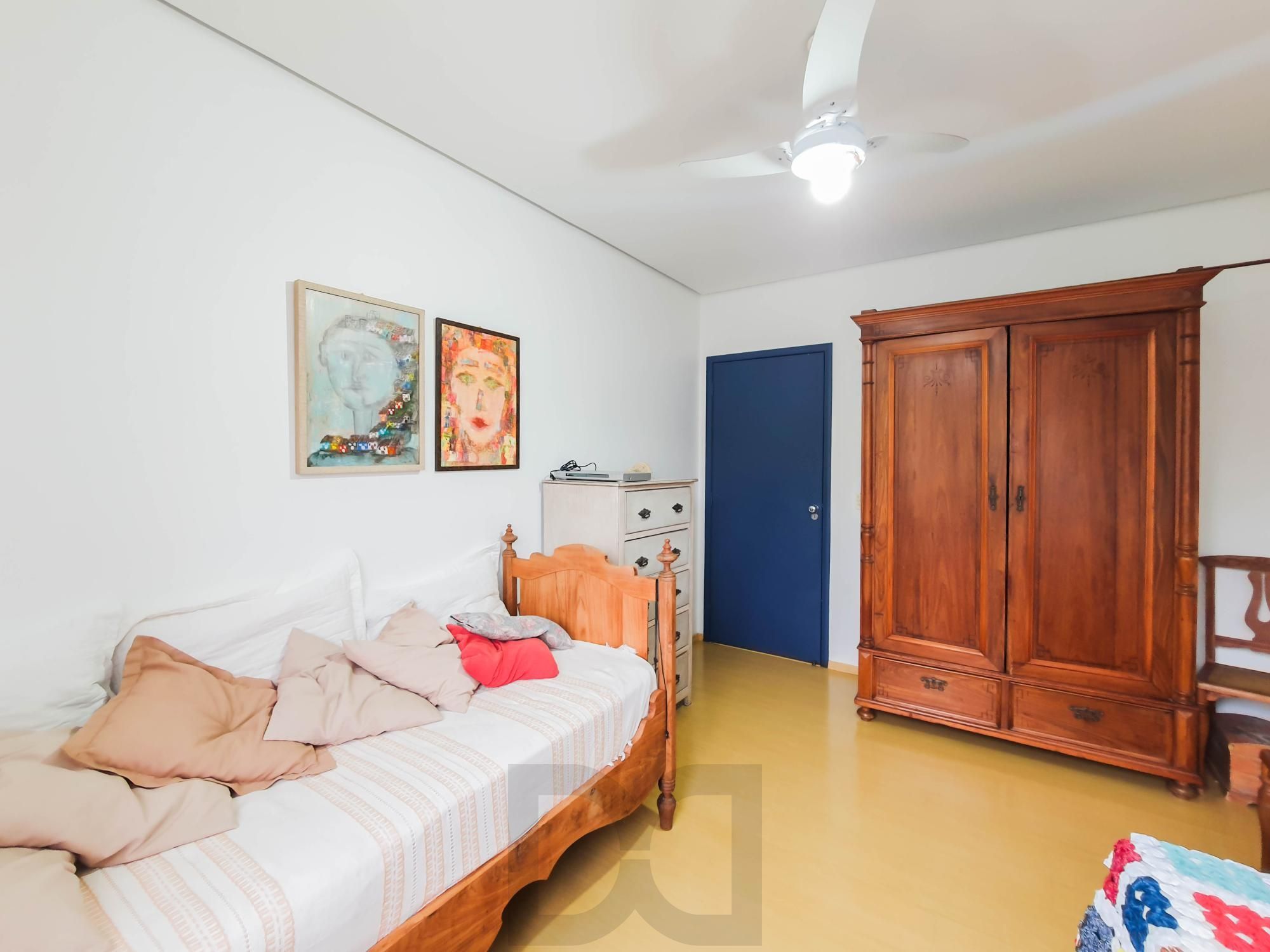 Amplo apartamento de 2 dormitórios, sendo 1 suíte, e uma  ótima dependência de empregada, 3 banheiros, em localização privilegiada no  Bairro Cristal. — foto 24
