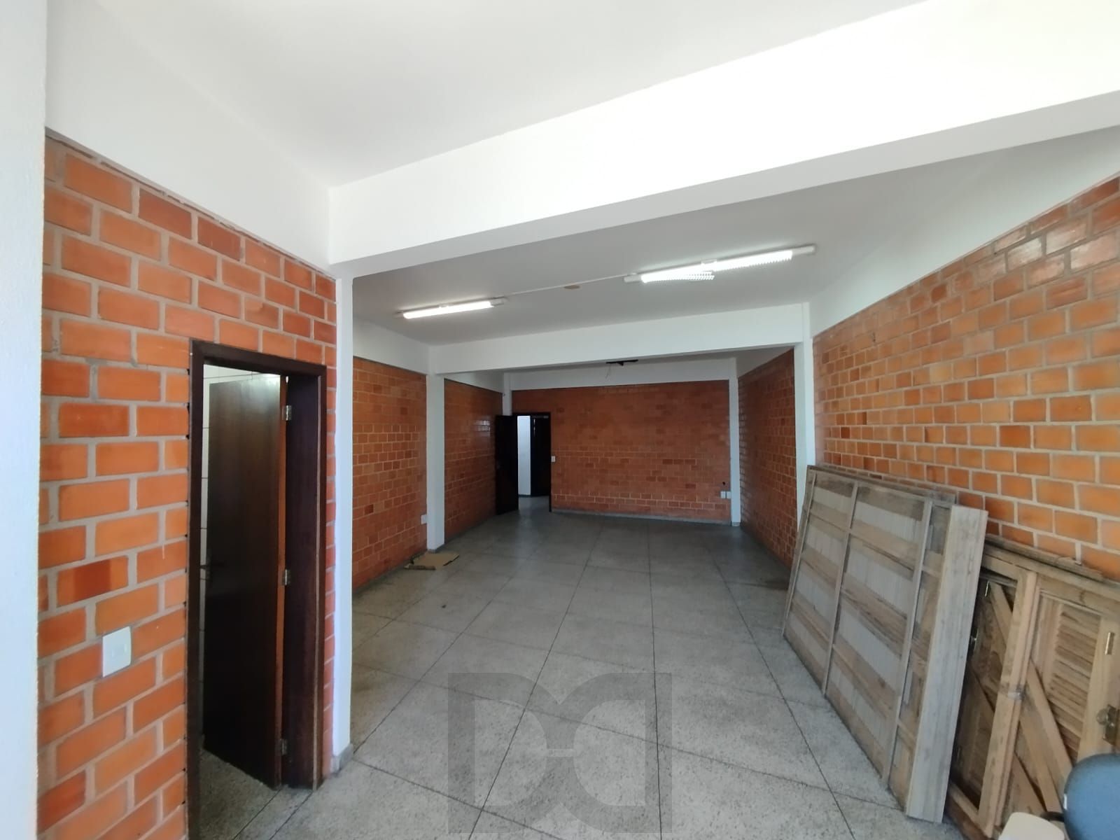 Sala 50m² de frente para Av. cavalhada, 1 banheiro. — foto 9