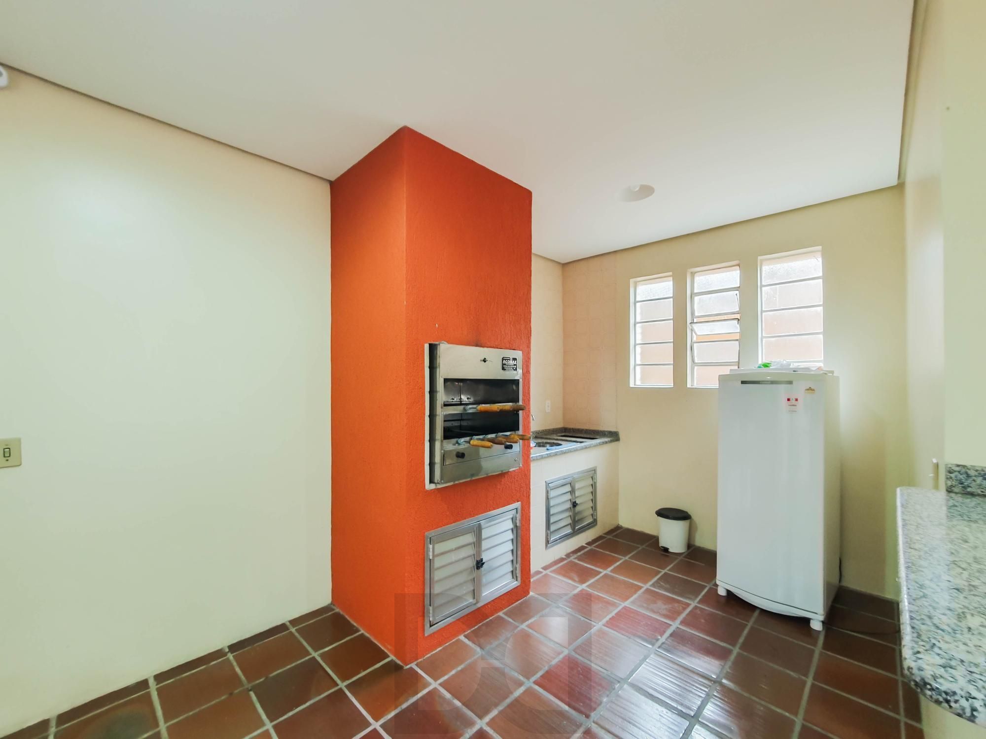 Amplo apartamento de 2 dormitórios, sendo 1 suíte, e uma  ótima dependência de empregada, 3 banheiros, em localização privilegiada no  Bairro Cristal. — foto 28