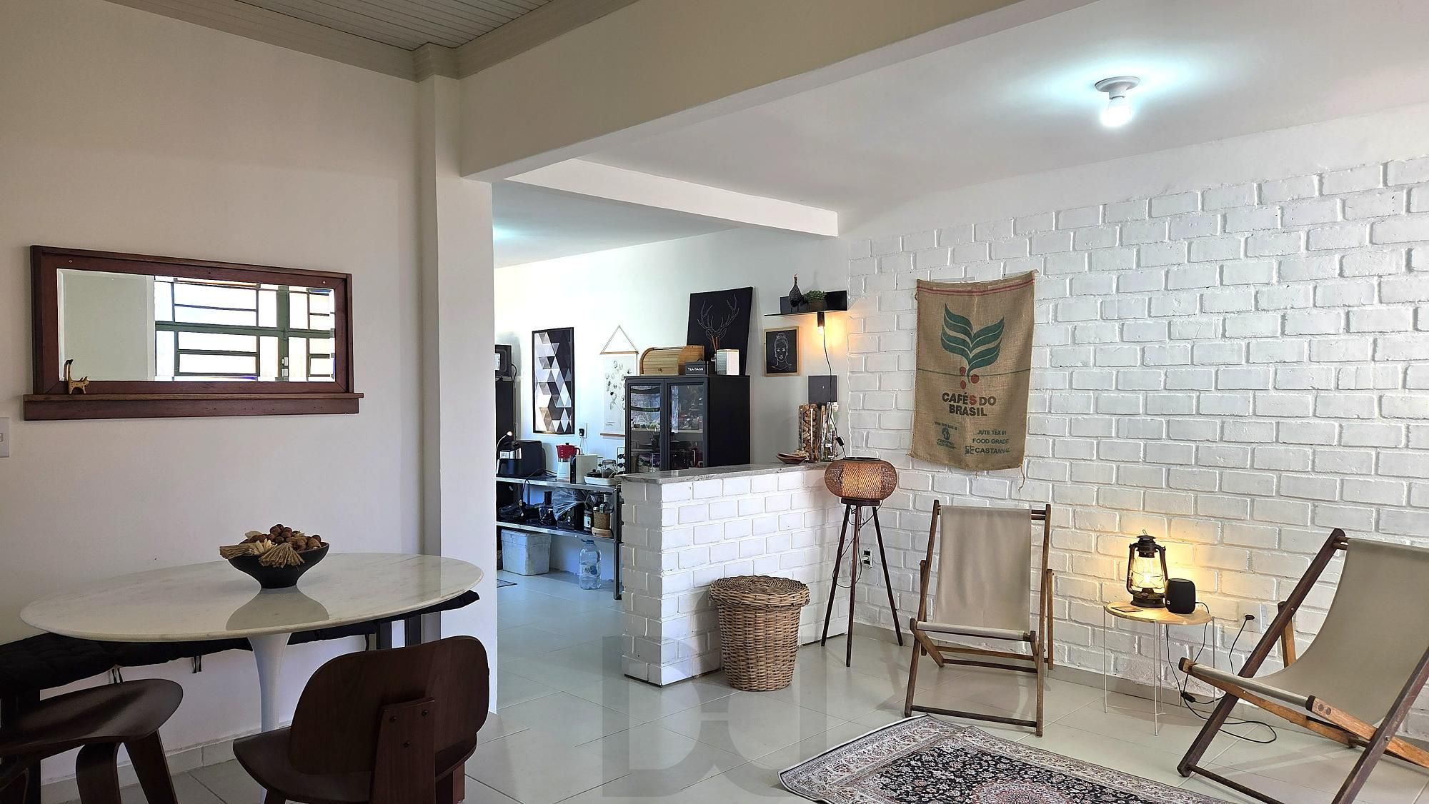Casa térrea totalmente reformada, com 3 dormitórios, sendo 2 suítes e 2 vagas de garagem. — foto 6