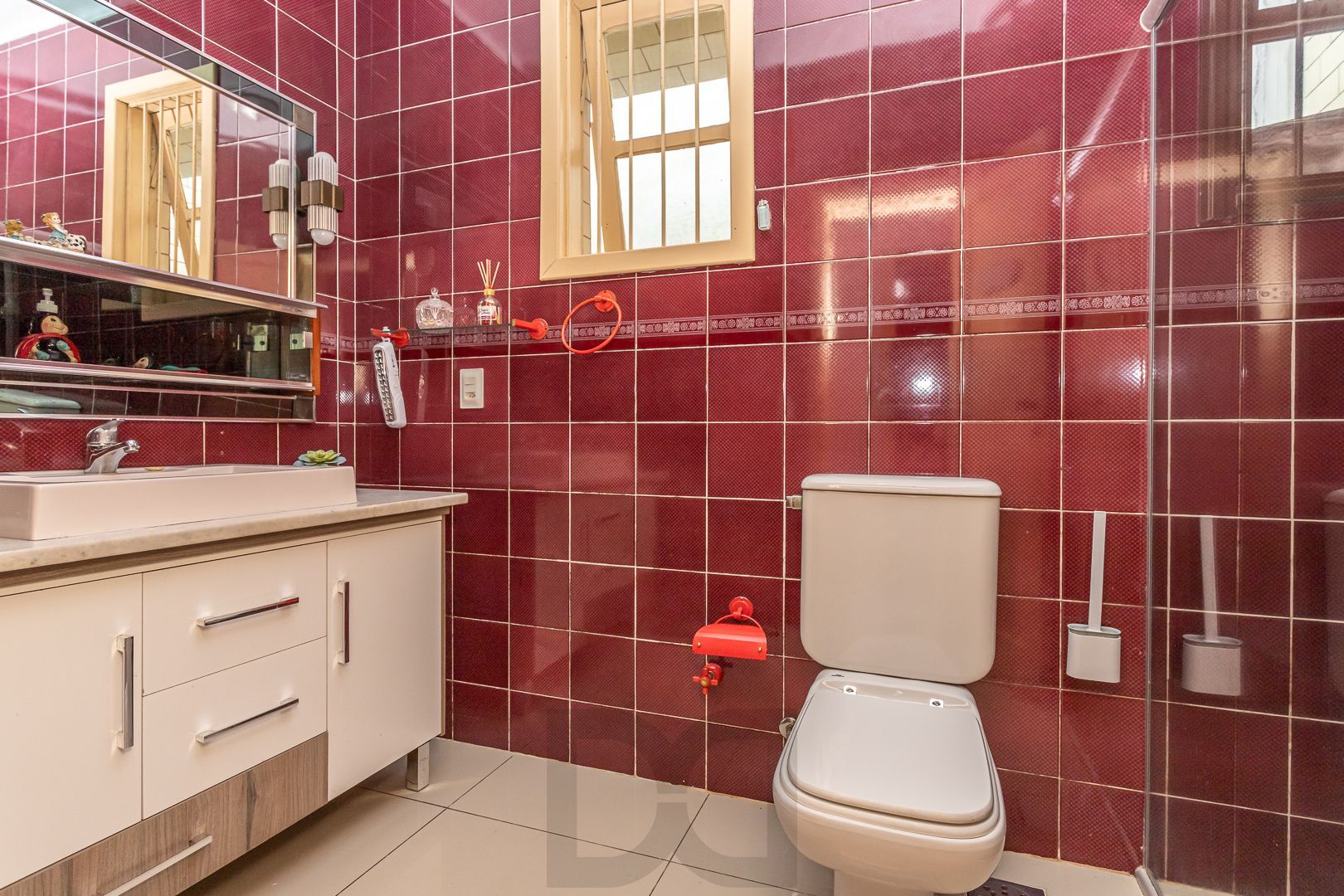Excelente casa de dois pavimentos no bairro Ipanema, com 238m² de área privativa, 4 dormitórios, 1 suíte e 2 vagas de garagem. — foto 25