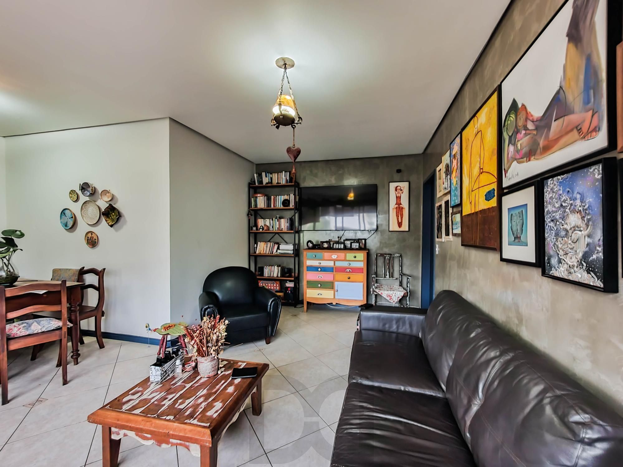 Amplo apartamento de 2 dormitórios, sendo 1 suíte, e uma  ótima dependência de empregada, 3 banheiros, em localização privilegiada no  Bairro Cristal. — foto 4