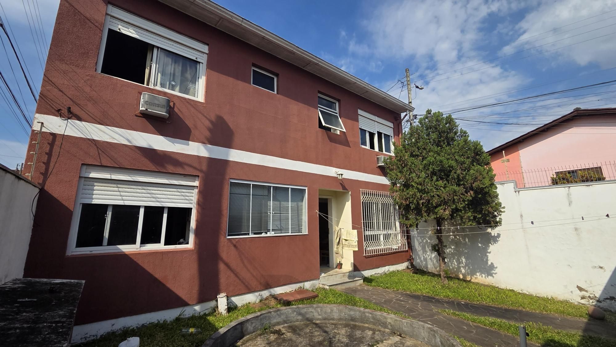 Excelente oportunidade para quem busca duas residências no mesmo terreno. A casa da frente, com 45 m², 1 dormitório e 2 vagas de garagem. A casa dos fundos de 2 pavimentos, com 195 m² , 2 dormitórios e 1 suíte. — foto 4
