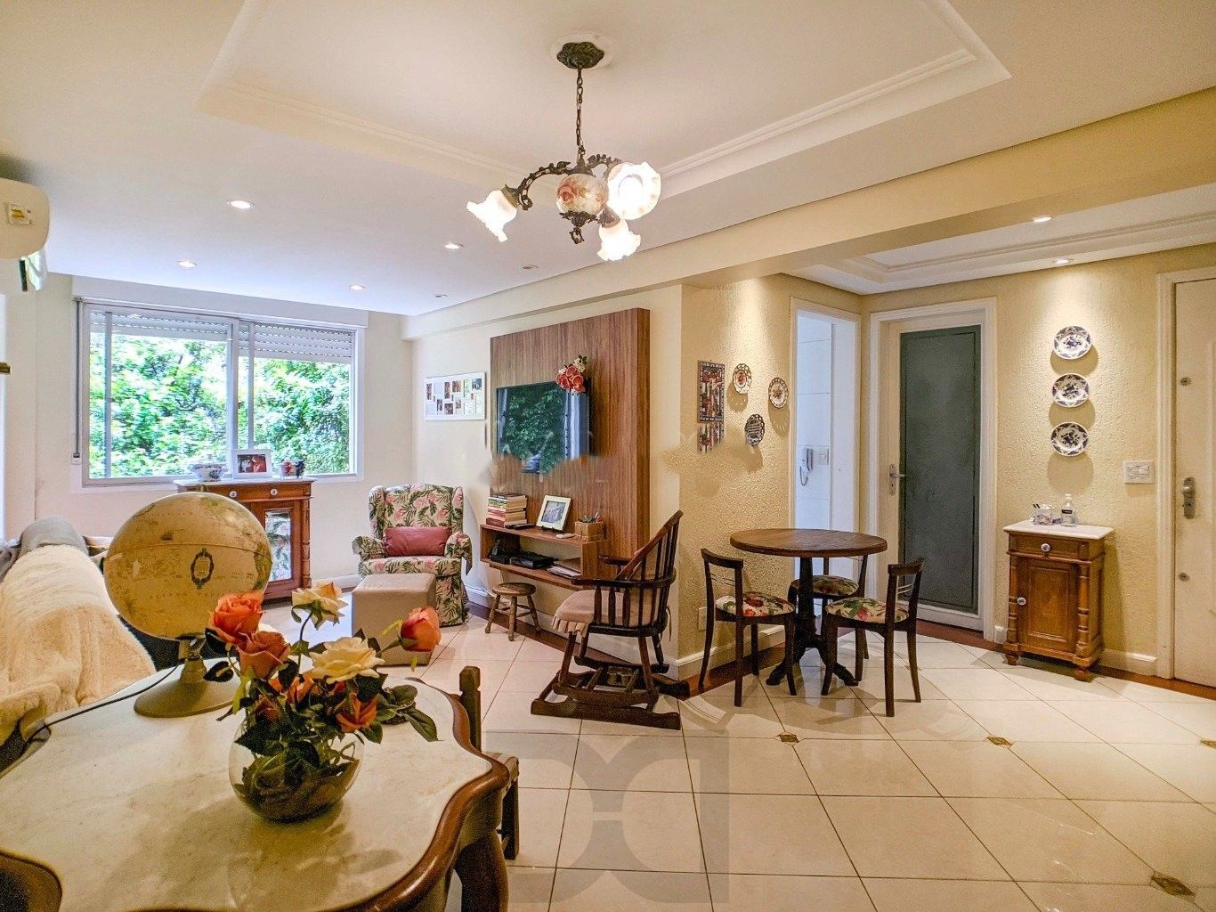 Apartamento à venda no bairro Menino Deus. Localizado em frente ao Parque Marinha do Brasil. O imóvel conta com 2 dormitórios e 1 vaga coberta. — foto 1