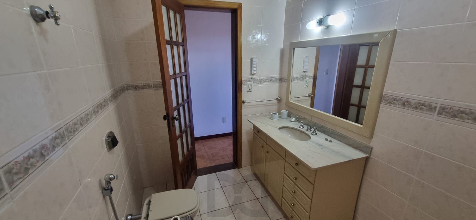 Ótima Residência com 3 dormitórios sendo 1suíte, no Bairro Ipanema. — foto 24