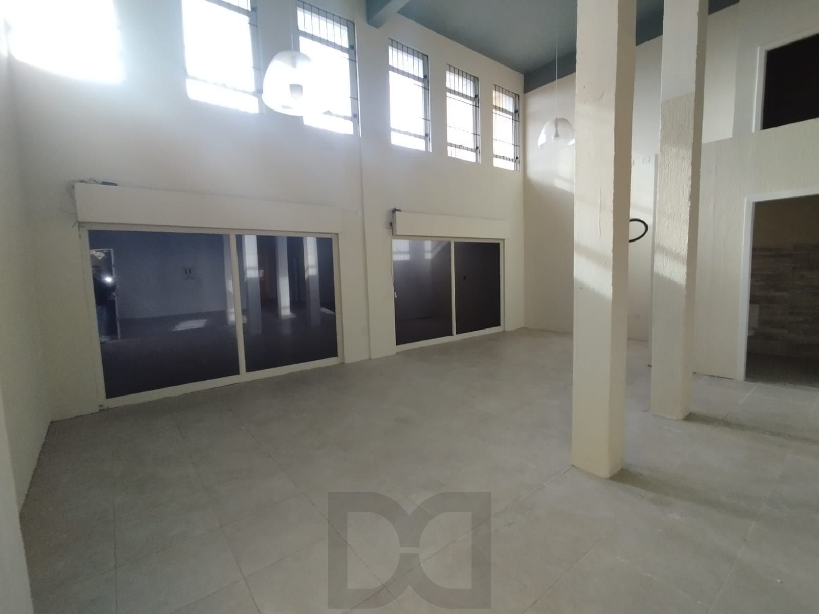 Excelente loja com 400m, 4 banheiros, 3 vagas, mezanino, fácil acesso e grande visibilidade no bairro Tristeza — foto 2