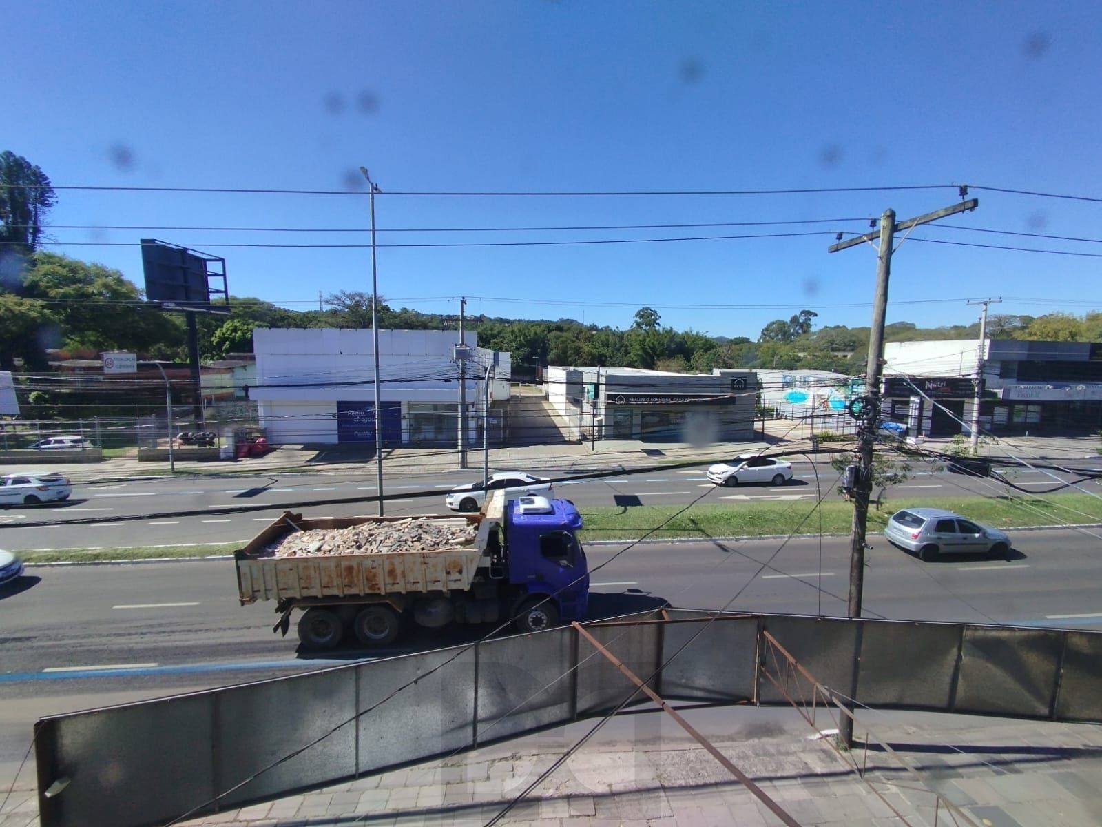 Sala 50m² de frente para Av. cavalhada, 1 banheiro. — foto 13